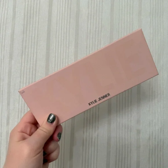 NEW‼️Kylie Cosmetics Ulta Limited Edition 2019 Holiday Pressed Eyeshadow Palette - Picture 2 of 8